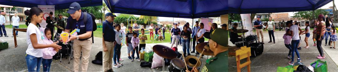 personal de la empresa realizando actividad de entrega del parque, se ven los niños recibiendo regalos y mirando una presentación artística de la Escuela de Policía Fotografías del personal de la empresa realizando actividad de entrega del parque, se ven los niños recibiendo regalos y mirando una presentación artística de la Escuela de Policía