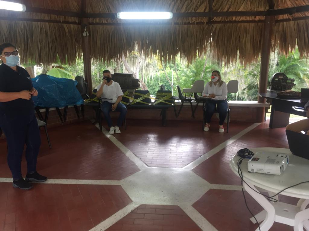 gerente de centroaguas con personal de la Comisión Accidental de los Servicios Públicos Imagen representativa de la gerente de centroaguas con persona de la Comisión Accidental de los Servicios Públicos