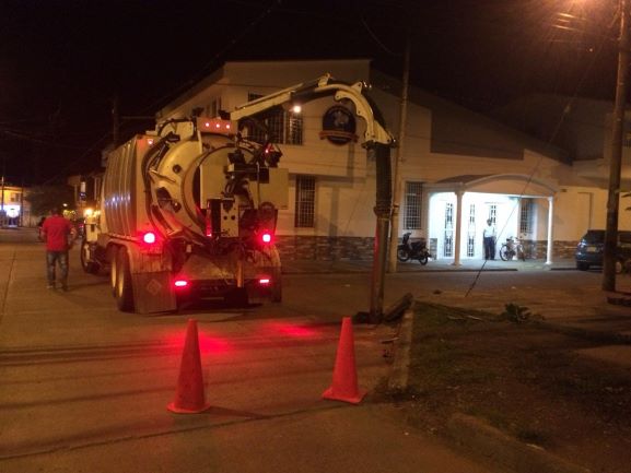 Vactor realizando limpieza de un sumidero en el barrio Rubén Cruz Vélez imagen del Vactor realizando limpieza de un sumidero en el barrio Rubén Cruz Vélez